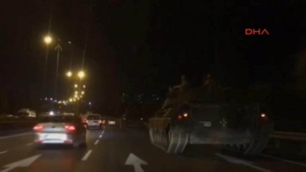 6. По дорогам Анкары движутся танки и военная техника. 
