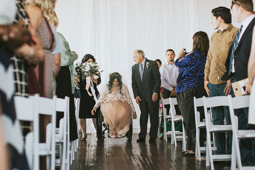 8. Когда Джеки появилась на свадебной церемонии со своей мамой с одной стороны и дедушкой – с другой, никто не удивился, увидев ее в инвалидном кресле.