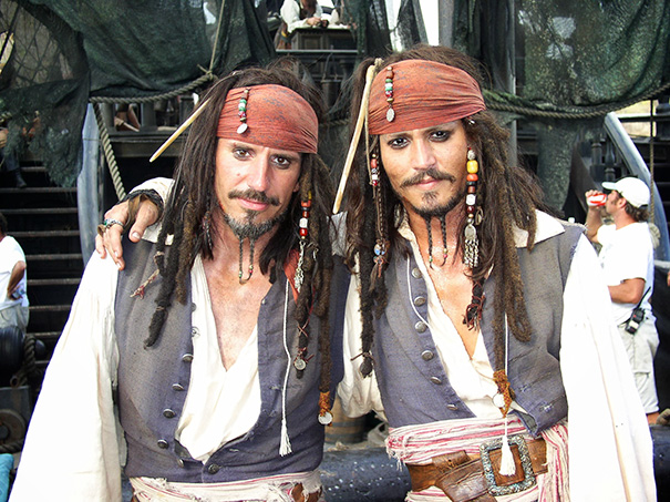 1. Джонни Депп Своим дублером Тони Анджелотти на съемках Пиратов Карибского моря.