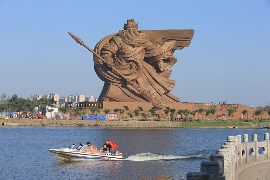 13. Колоссальная 1320-тонная статуя бога войны в Китае.