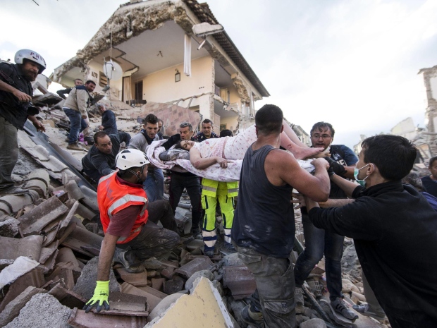 9. Спасатели извлекают женщину из-под завалов дома в Аматриче. Напомним, что именно этот город получил максимальный ущерб.