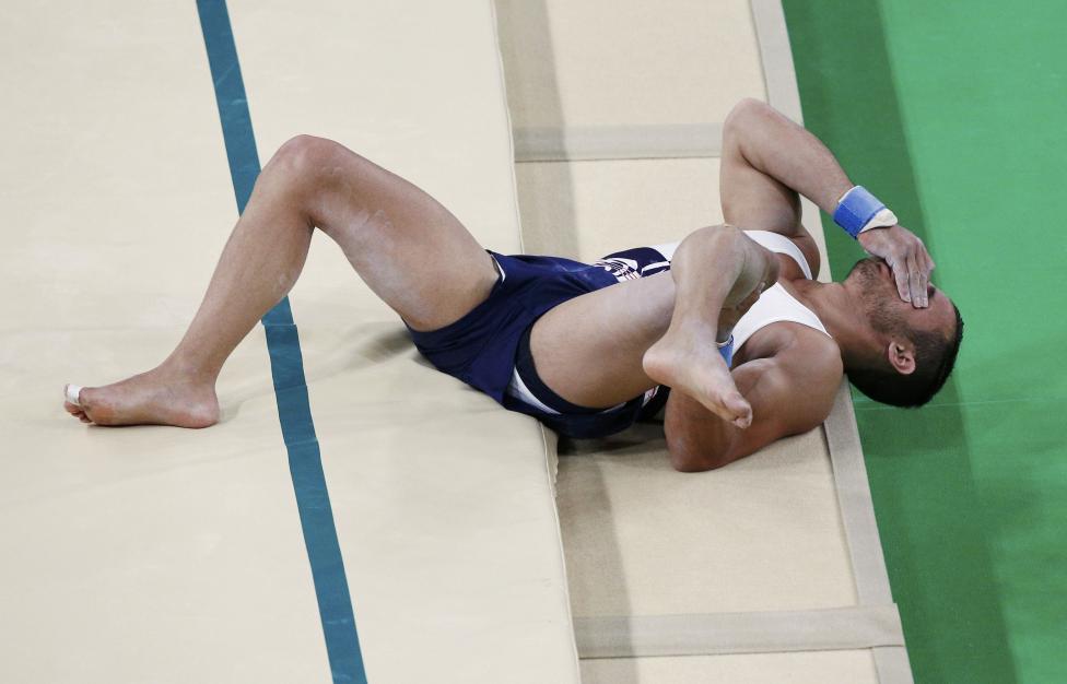 1. Французский гимнаст Самир Айт Саид во время выполнения во время опорного прыжка сломал большую берцовую кость.