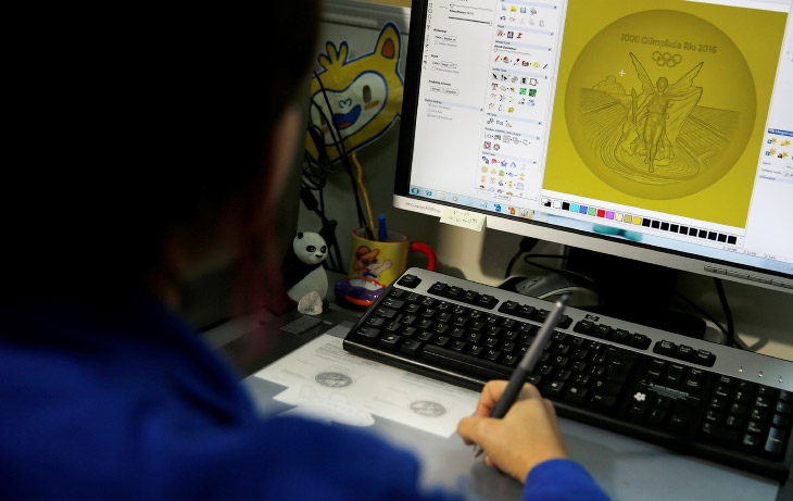 2. Художники работают над дизайном медали в графическом компьютерном редакторе. 