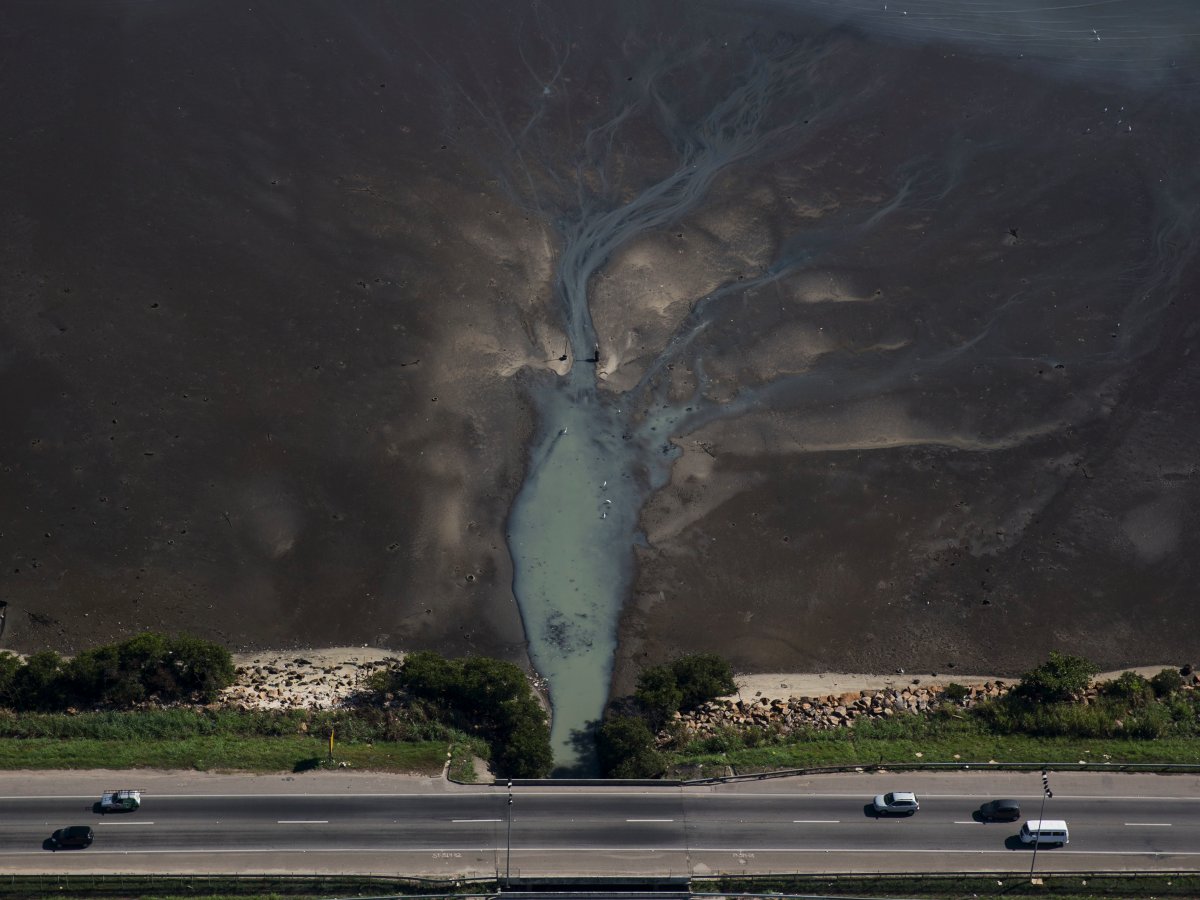 2.Проблема загрязнения для Рио не нова. «Прошло несколько десятилетий и я не вижу никаких улучшей», - говорит бразильский биолог и активист-эколог Марио Москателли. На фото сточные воды впадающие в залив Гуанабара.