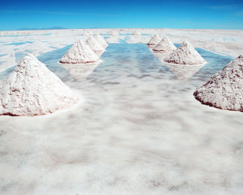 3. Рядом с отелем – соленое озеро Салар-де-Уюни, которое представляет собой почти десять тысяч квадратных километров соли. 