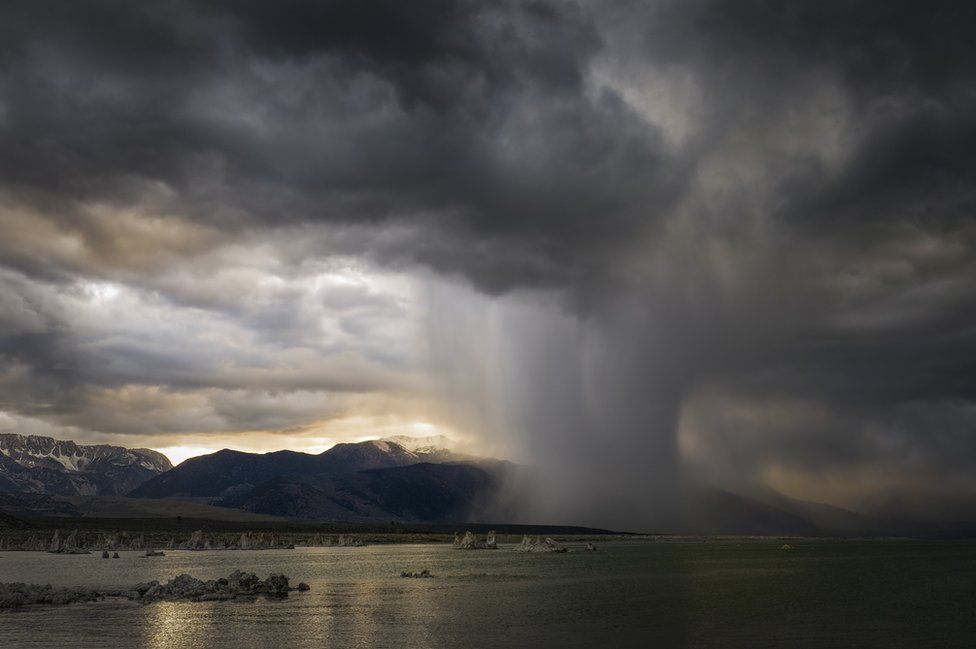 14. Пол Эндрю: Вечерний шторм на озере Моно.
