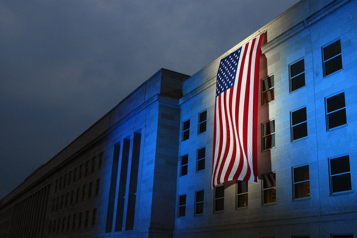 11. Пентагон, в память жертв, вывесил мемориальный флаг.