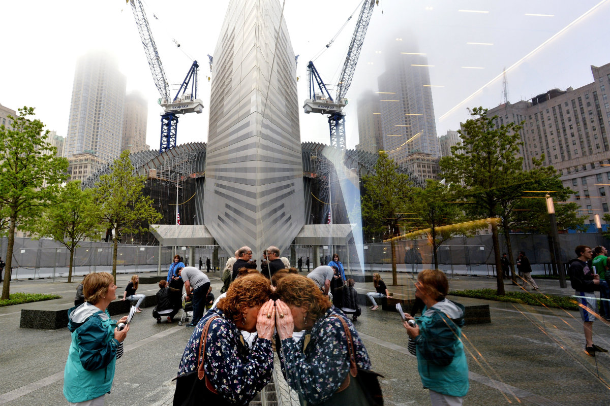 3. Конечно, больше всего посетителей в этот день пришло к Национальному мемориалу и музею 11 сентября, который расположен на месте бывших башен-близнецов.