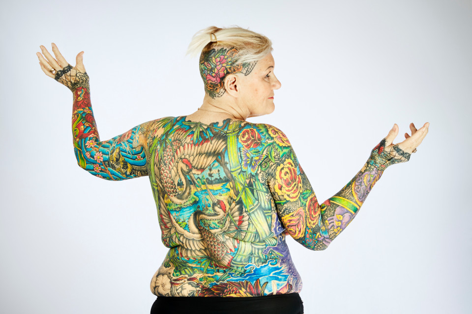 12. Самая татуированная женщина-пенсионер – Шарлотта Гуттенберг из США. Татуировки охватывают 91,5% ее тела.