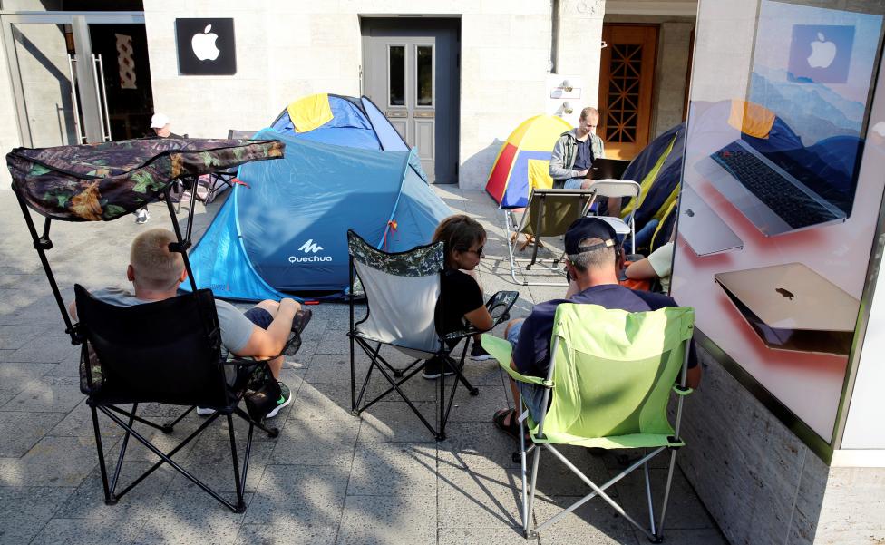 7. В Берлине люди расставили палатки и удобно расположились в шезлонгах, чтобы скоротать ожидание.