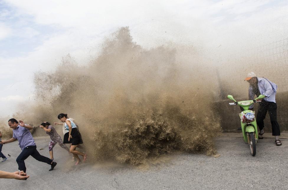 10. Волны вызванные тайфуном Трами в Китае в 2013 г.