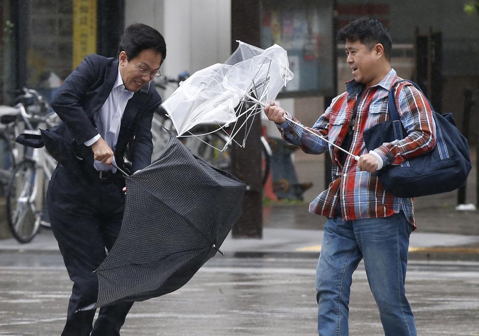 3. Сломанные зонты и сильный ветер с дождем, вызванные приближающимся тайфуном Випха, Токио.