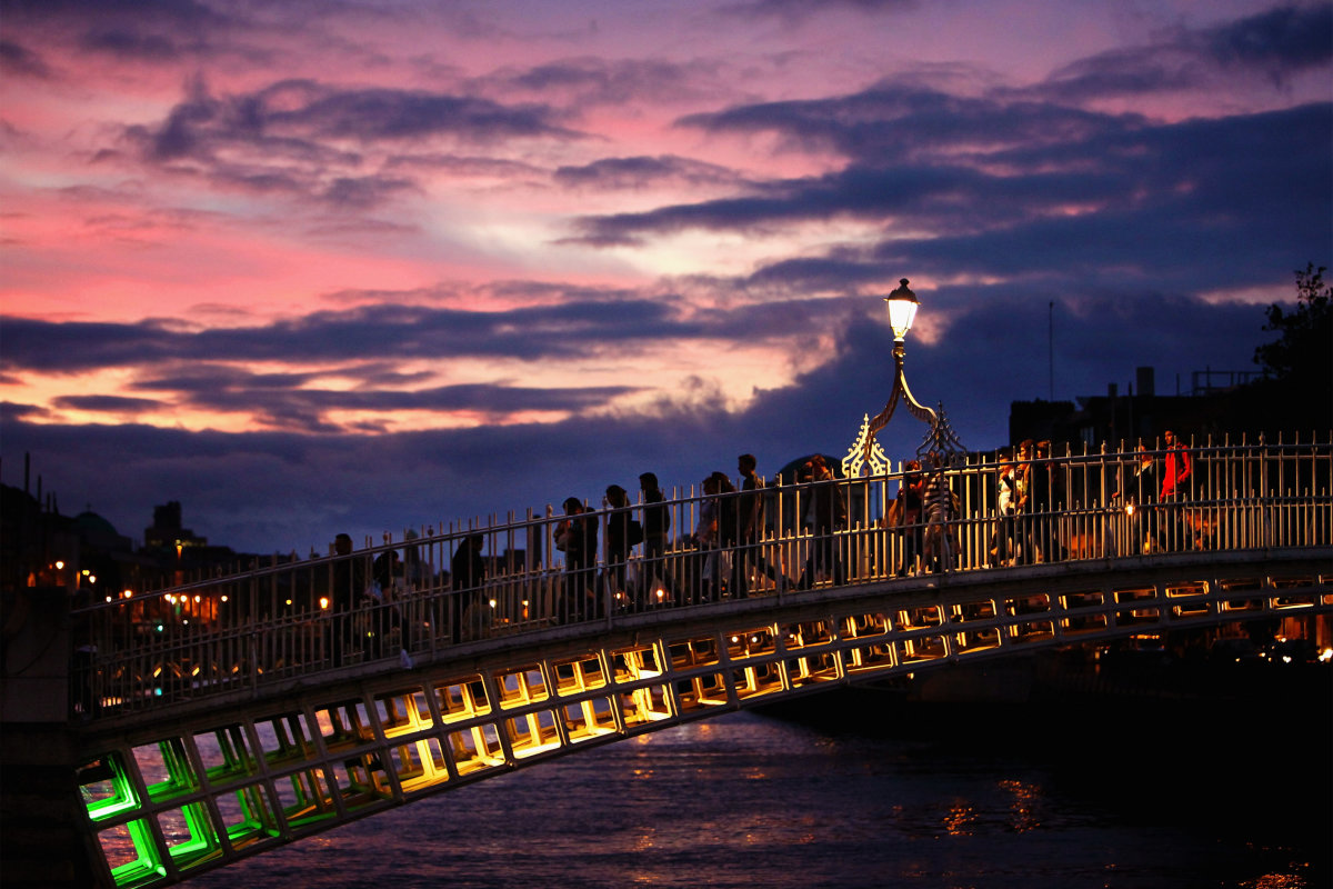 1. Вечерняя прогулка по мосту через реку Лиффи, которая протекает через центр Дублина, столицы Ирландии.