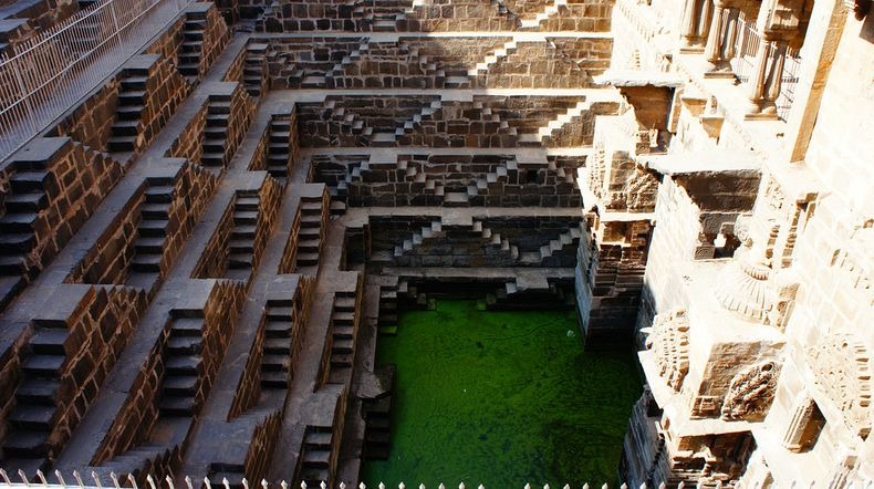 3. Колодец был построен в 9-м веке королем Чанда династии Никумбха, чтобы обеспечить окружающие его районы надежным источником воды. 