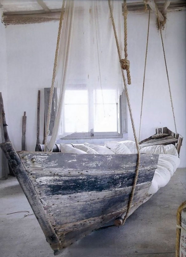 4. Если у вас есть старая лодка, ее можно превратить в уютную кровать.