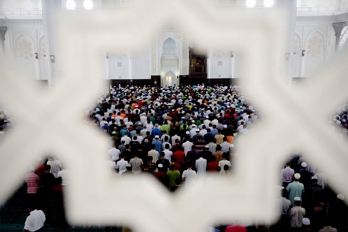 11. Мусульмане собираются на пятничные молитвы в мечети в международном аэропорту Куала –Лумпур.