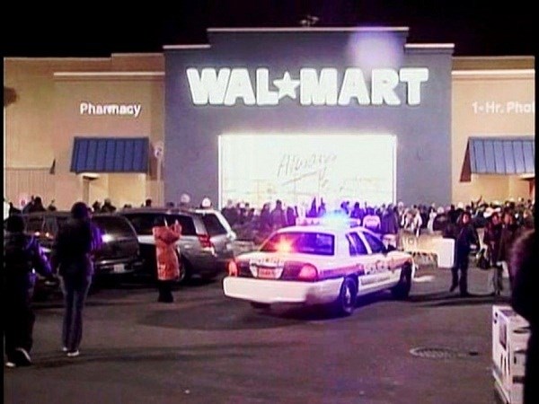 1. Затоптанный насмерть работник Wal-Mart.