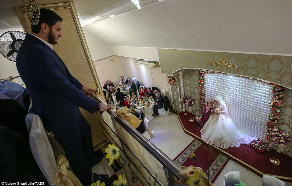 10. Несмотря на то, что жених присутствует в том же зале, он не имеет права приближаться к невесте и наблюдает за ней с балкона.
