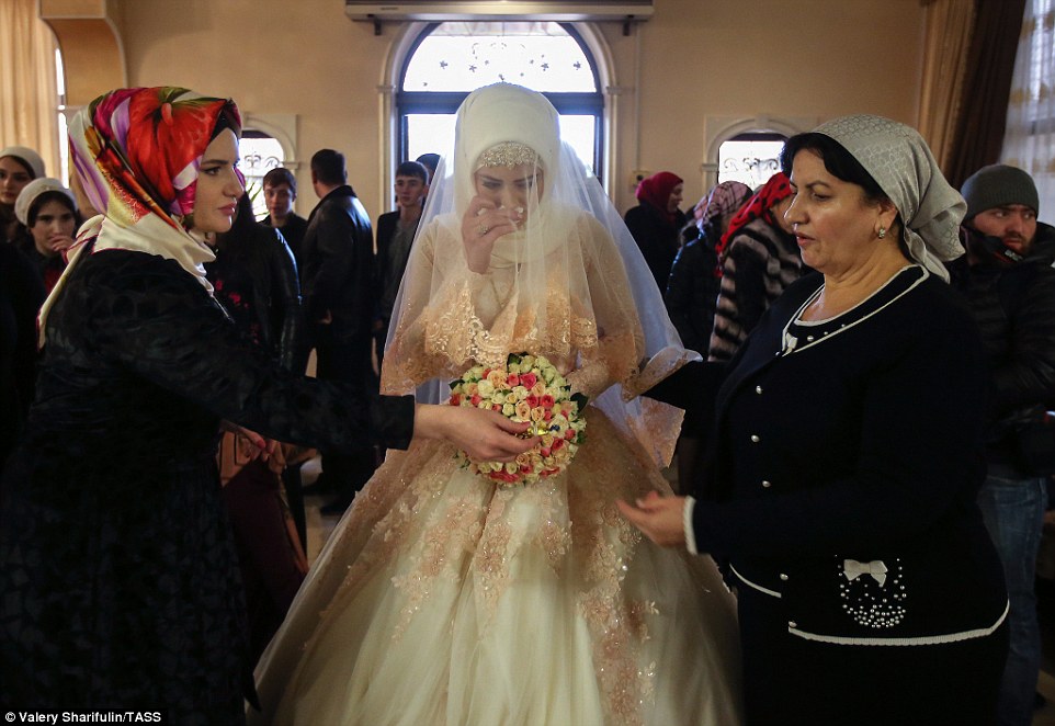 7. По традиции, чеченская свадьба сопровождается песнями и танцами.