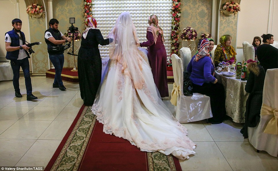 9. Сопровождают невесту для проведении церемонии также родственники жениха.