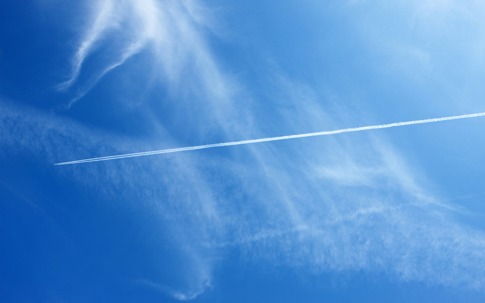 10. Белые полосы в небе от самолетов – это следы конденсации.