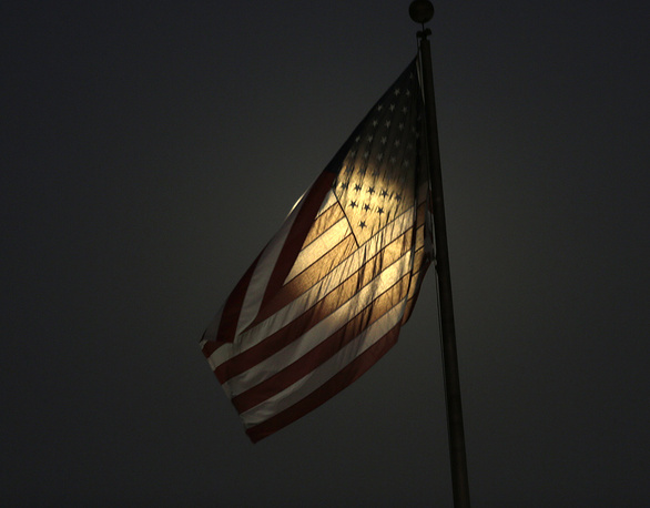 4. Лунный свет через флаг. Южной Эль-Монте, штат Калифорния. AP Photo/Nick Ut.