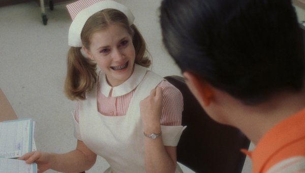 7. В фильме «Поймай меня если сможешь» Бренда носит брекеты, которые появились в 70-е, а фильм о 60-х.