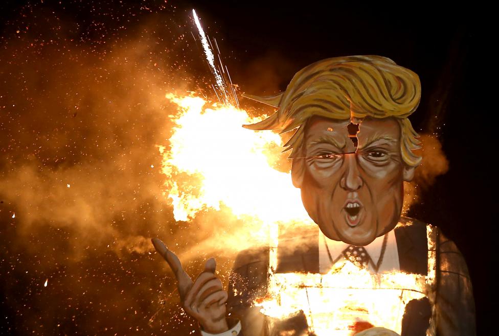 1. Чучело Дональда Трампа сжигают на торжестве в Эденбридже, Великобритания. Фото REUTERS / Neil Hall.