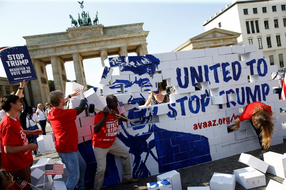 10. Картонная стена напротив Бранденбургских ворот возведенная с призывом к американцам, живущим в Берлине, пойти на выборы. Фото REUTERS / Axel Schmidt.