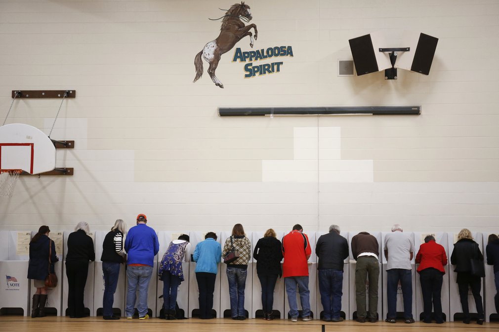 14. Бойсе, штат Айдахо. Избиратели отдают свои голоса в здании начальной школы. 