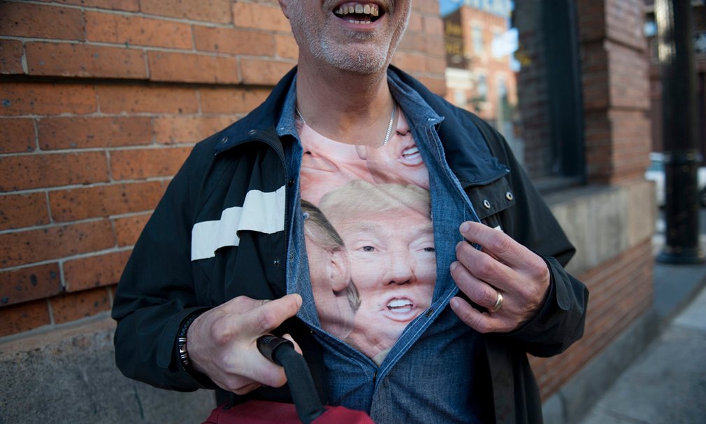 5. Филадельфия, Пенсильвания. Избиратель демонстрируют футболку с Дональдом Трампом. 