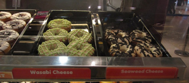 12. Сингапур. Пончики сыром с васаби и сыром из морских водорослей.
