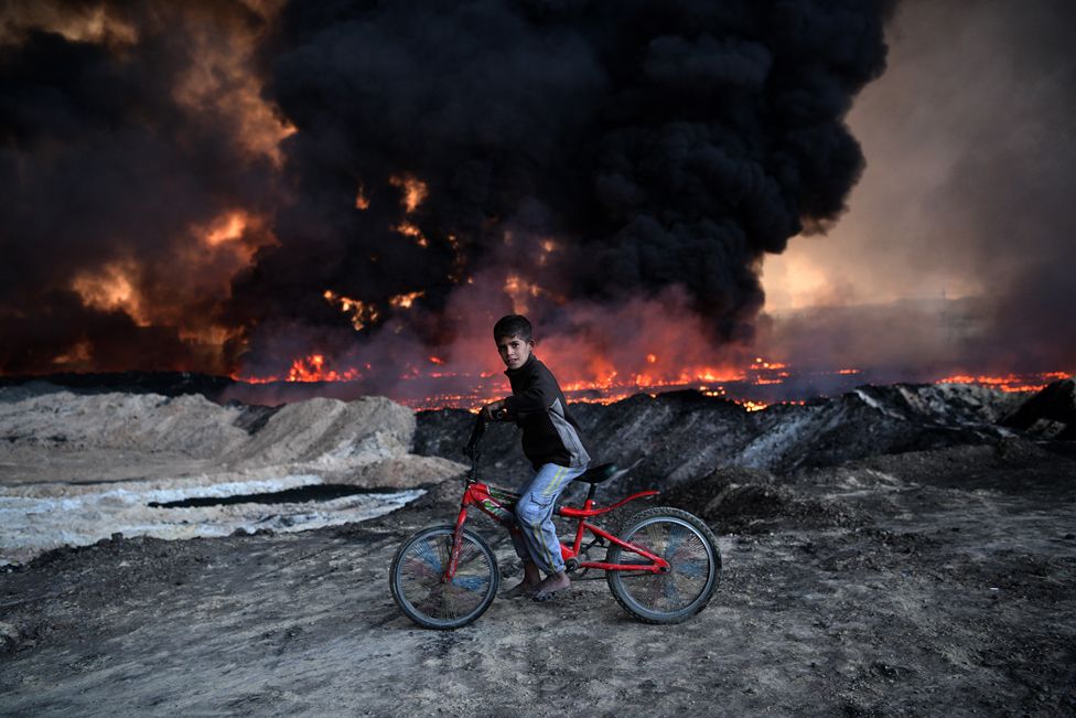 10. Подожженные ИГИЛ нефтяные месторождения возле Мосула. Небо потемнело от горящей нефти, придав этому месту поистине апокалиптический вид. 