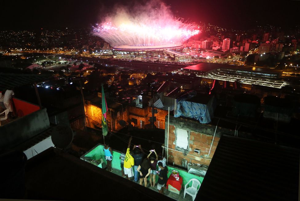 8. Август. Олимпийские игры в Рио. На фото сияющий стадион Маракана на фоне бедных кварталов Рио.