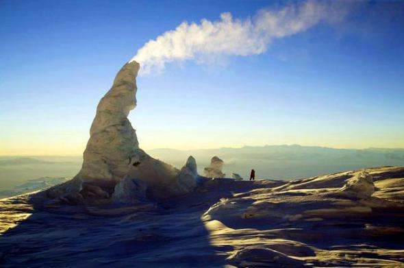 7. Ледяные дымоходы. Фумароли, образующиеся на склонах вулкана Эребус в Антарктиде.