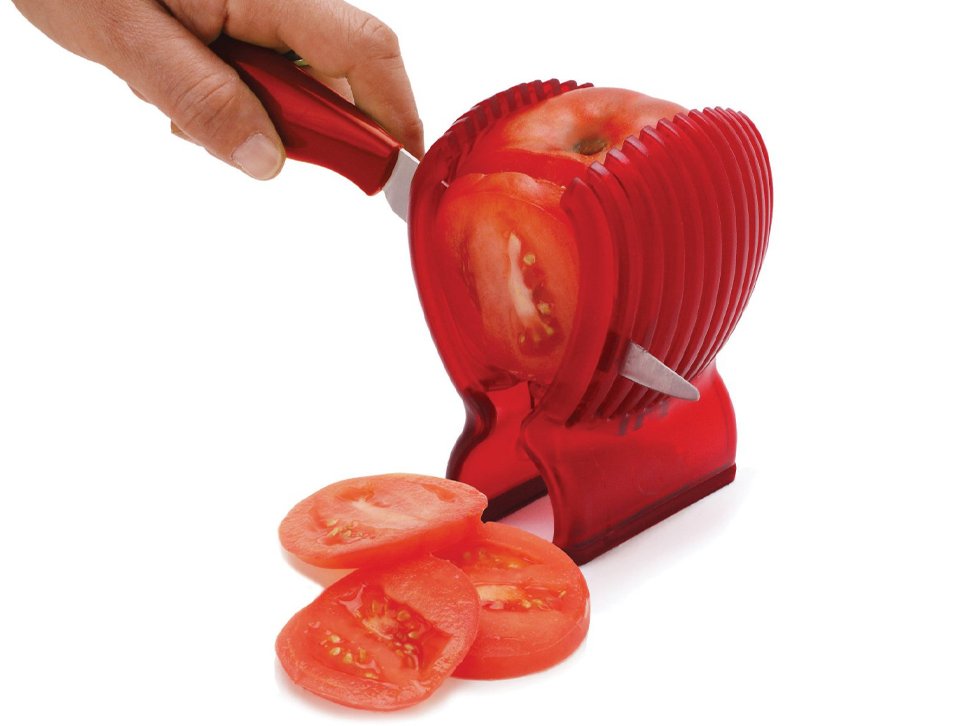 8. Хорошо отточенным ножом резать помидор не так уж и трудно. И нет ничего сложного в использовании двух рук.