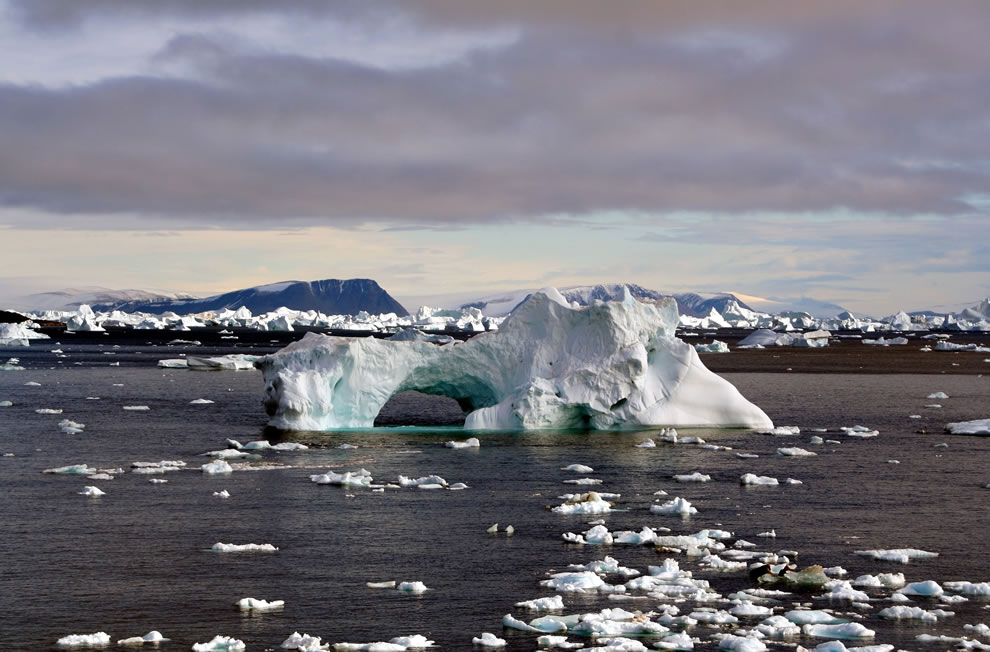 2. Айсберги вокруг мыса Йорк в Гренландии, которая считается частью Северного полярного круга.