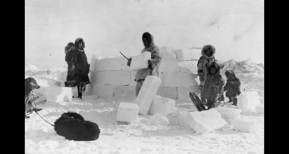 8. Постройка эскимосского иглу в 1924 году.
