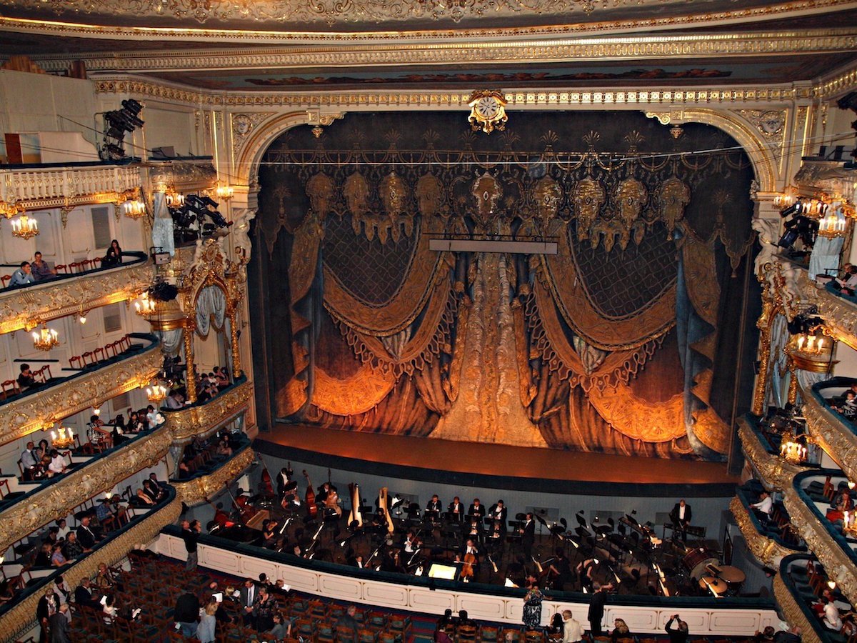 6. Мариинский театр является одним из самых известных театров страны. Он был открыт в 1860 году и до сих пор является одним из лучших мест Европы, где можно насладиться концертом классической музыки или посмотреть выступление балетной труппы. И хотя Мариинский балет гастролирует по всему миру, можно попытать удачу и попытаться попасть на их выступление.