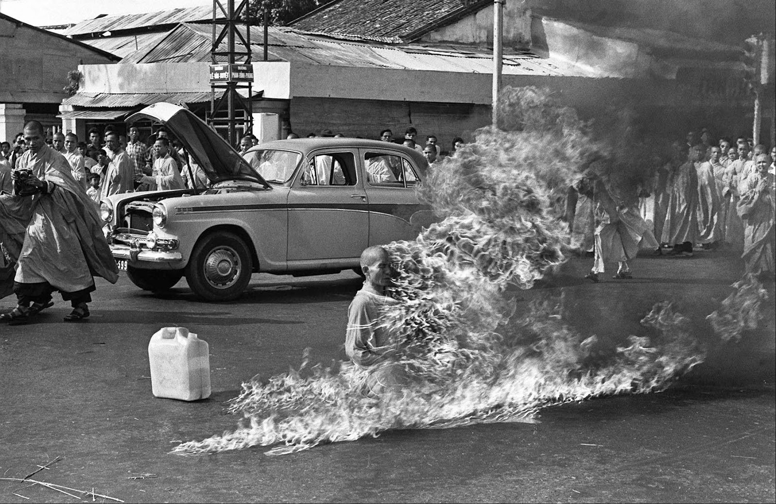 17. Самосожжение буддийского монаха, Малькольм Браун, 1963.