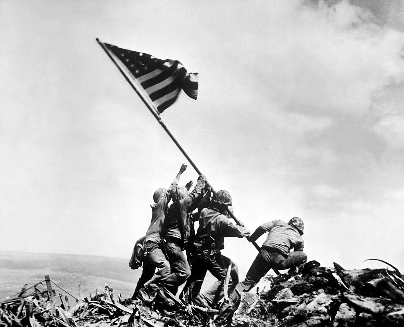 20. Водружение флага над Иводзимой, Джо Розенталь, 1945.