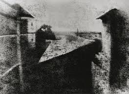 8. Вид из окна в Ле Гра, Жозеф Нисефор Ньепс, 1827 год. Считается первой в мире фотографией снятой с натуры.