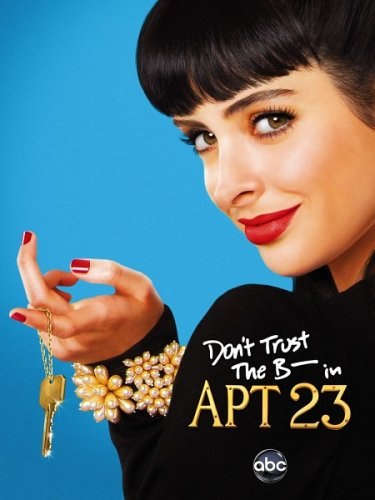 2. Обложка комедийного американского сериала «Не доверя́йте с--- из кварти́ры 23». Рука актрисы Кристен Риттер неестественно вывернута.