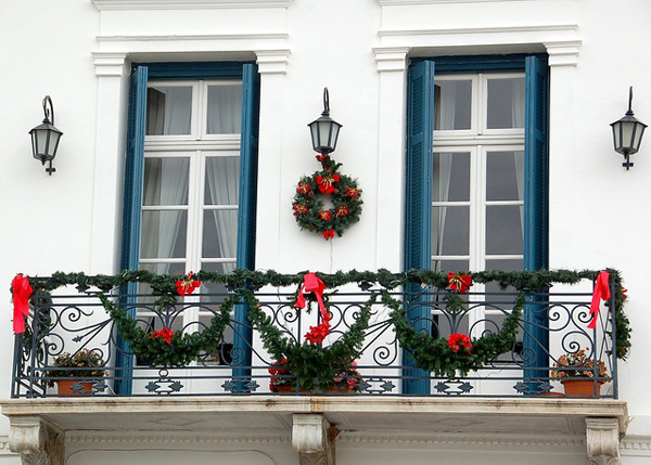 2. Открытый балкон хорошо можно украсить зеленью и венками. 