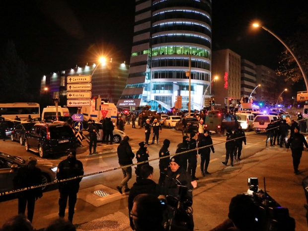 7. Ранения получили еще три человека. Сам нападавший был застрелен полицией. На фото турецкие спецслужбы окружили здание после нападения на российского посла.