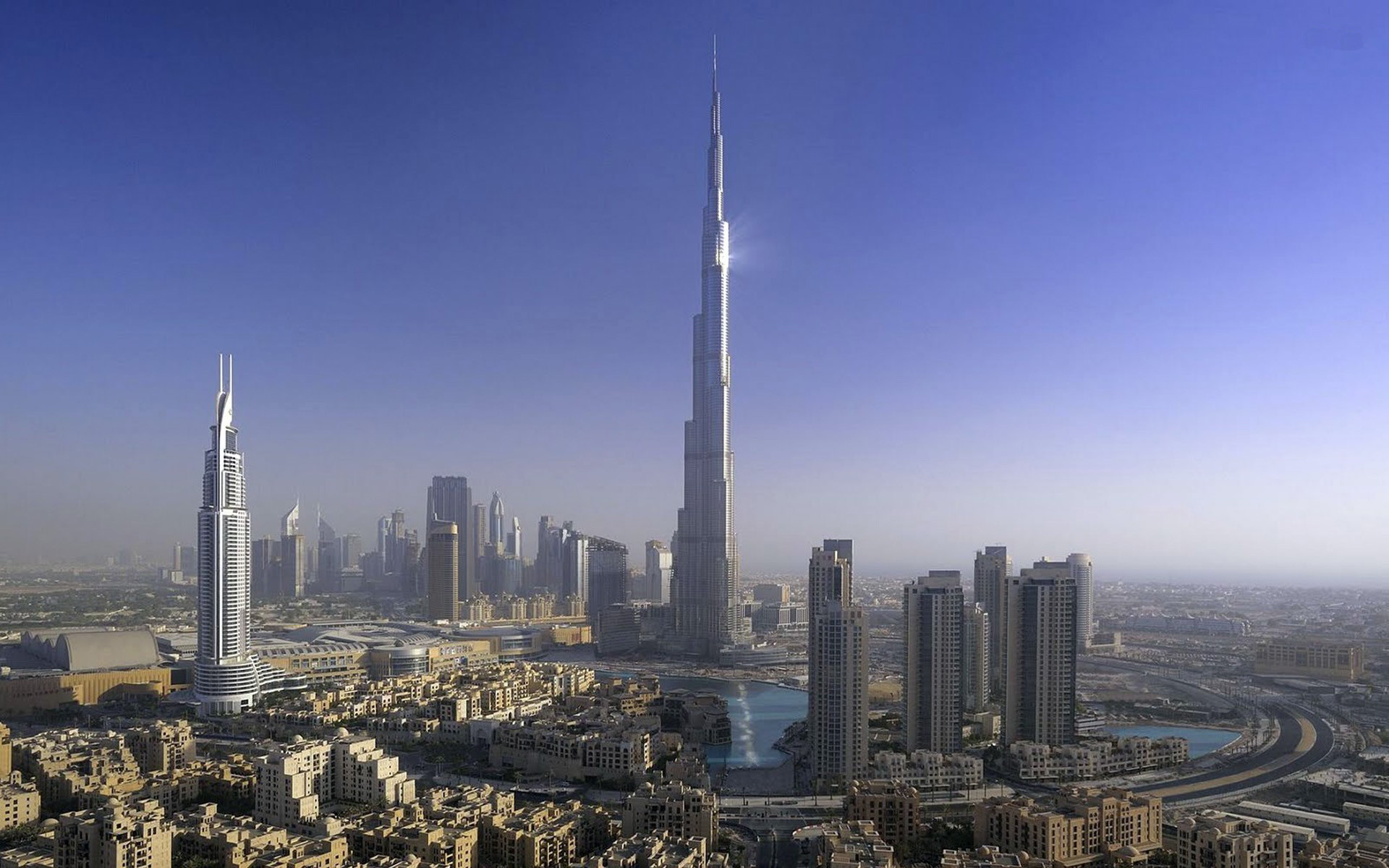 3. Самое высокое здание: Бурдж-Халифа, Дубай, ОАЭ. Бурдж-Халифа будто пронзает небо, словно копье. Внутри башни – 160 номеров отеля и еще 144 апартаментов, цена которых превышает $3500 за квадратный метр. 
