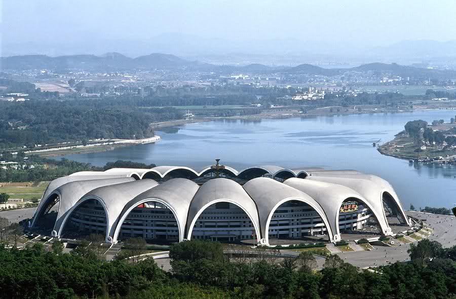 7. Стадион Первого мая – самый большой стадион в мире, построенный в Северной Корее. Олимпийские игры не будут проводится в Северной Корее в ближайшее время, но если бы они там проходили, то обязательно на этом стадион, который может вместить 150 тысяч человек.