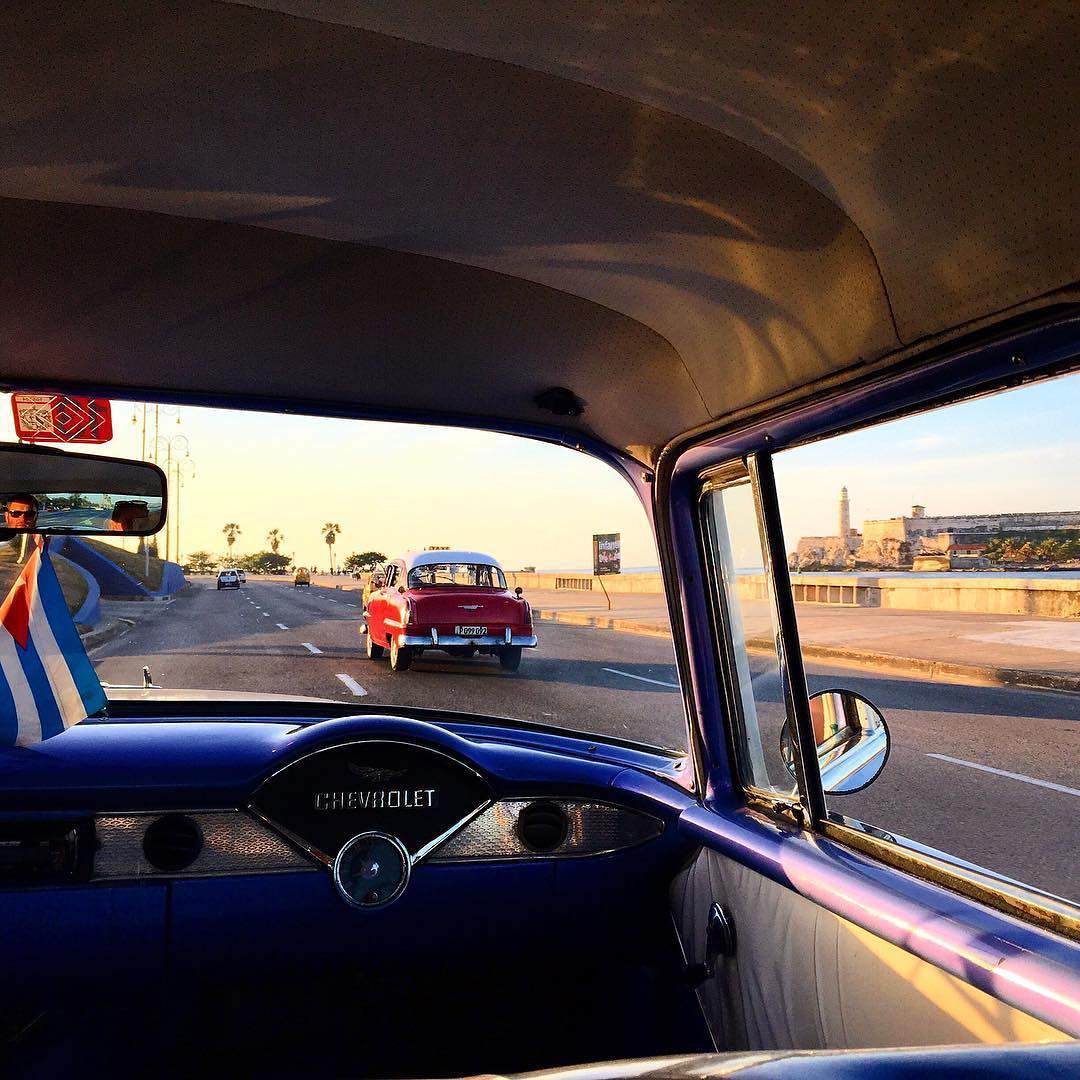 6. Фото из салона классического автомобиля, снятое на Кубе в Гаване. @iftheworldtoldastory.