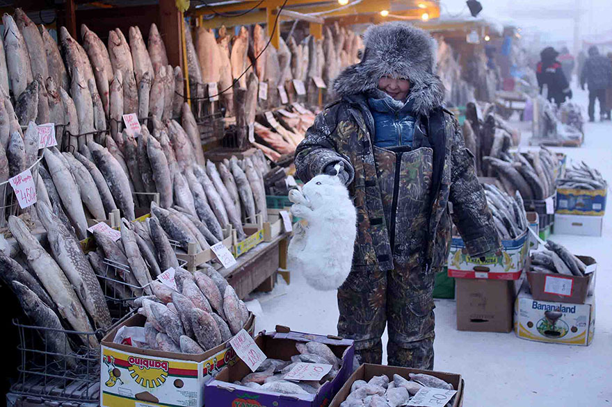1. Центральный рынок Якутска полон мяса и рыбы, а вот сельскохозяйственные культуры тут попросту не растут.