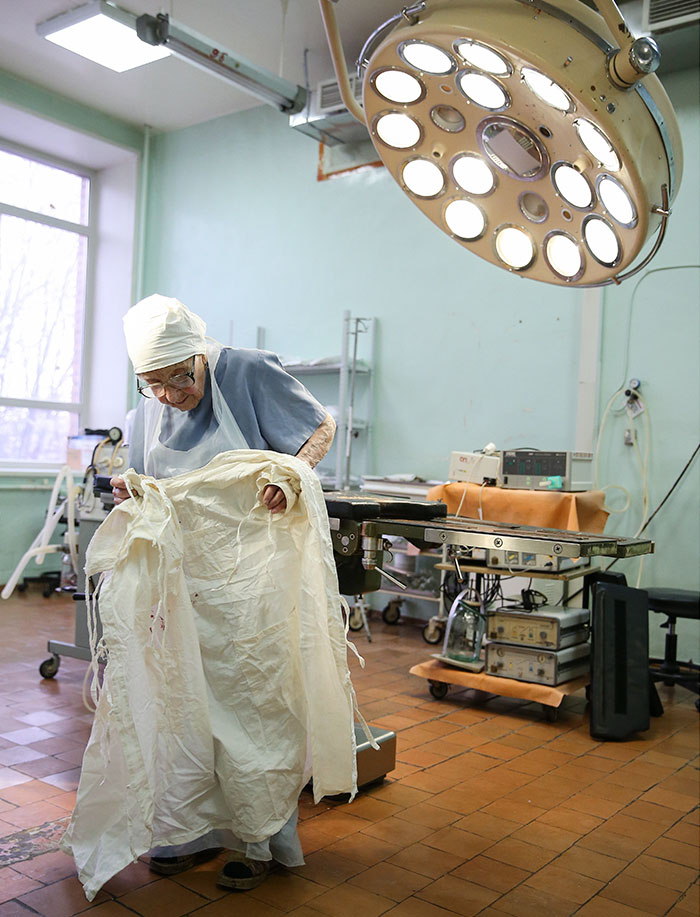 2. Алла Ильинична работает хирургом в городской больнице Рязани.